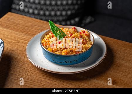 Bulgur mit Gemüse. Gesundes Essen, Nahaufnahme. Serviert Speisen in einem Restaurant. Stockfoto