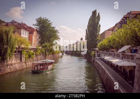 Boot auf dem Fluss Ljubljana, der Hauptstadt Sloweniens 08,2019 Stockfoto