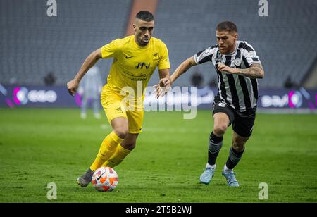 Abderrazak Hamdallah von Al Ittihad FC und Gustavo Cuellar von Al Shabab FC während ihres Spieltages 12 der SAFF Roshn Saudi Pro League 2023-24 zwischen Al Shabab FC und Al Ittihad FC im King Fahd International Stadium am 3. November 2023 in Riad, Saudi Arabien. Foto von Victor Fraile / Power Sport Images Credit: Power Sport Images Ltd/Alamy Live News Stockfoto