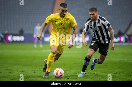 Abderrazak Hamdallah von Al Ittihad FC und Gustavo Cuellar von Al Shabab FC während ihres Spieltages 12 der SAFF Roshn Saudi Pro League 2023-24 zwischen Al Shabab FC und Al Ittihad FC im King Fahd International Stadium am 3. November 2023 in Riad, Saudi Arabien. Foto von Victor Fraile / Power Sport Images Credit: Power Sport Images Ltd/Alamy Live News Stockfoto