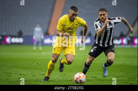 Abderrazak Hamdallah von Al Ittihad FC und Gustavo Cuellar von Al Shabab FC während ihres Spieltages 12 der SAFF Roshn Saudi Pro League 2023-24 zwischen Al Shabab FC und Al Ittihad FC im King Fahd International Stadium am 3. November 2023 in Riad, Saudi Arabien. Foto von Victor Fraile / Power Sport Images Credit: Power Sport Images Ltd/Alamy Live News Stockfoto