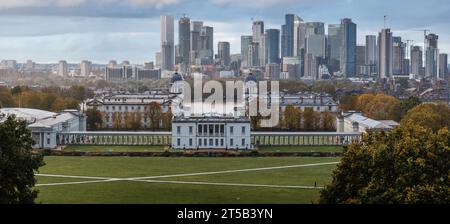 Herbstlicher Blick auf Londons Canary Wharf vom Greenwich Park aus. Stockfoto