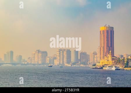 Nebeliger Morgen in Kairo. Blick auf den Nil von der Brücke. Kairo, Ägypten – 25. Oktober 2023 Stockfoto