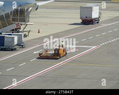 Motorisierte bewegliche Plattform, die von einem Betreiber in der Nähe einer Start- und Landebahn des Flughafens befördert wird. Stockfoto