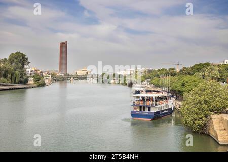 Bootstouren entlang des Guadalquivir Flusses in sevilla andalusien spanien Stockfoto