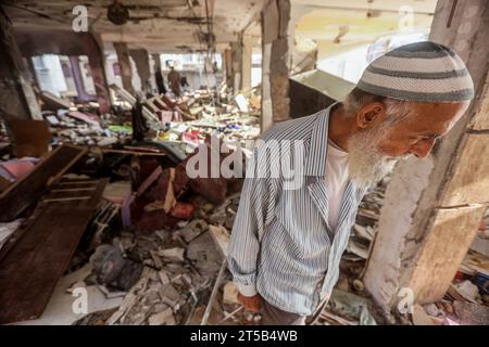 Gaza, Palästina. November 2023. Ein älterer palästinensischer Mann inspiziert die Trümmer eines Hauses, das durch israelische Angriffe in Khan Yunis zerstört wurde. Tausende von Zivilisten, sowohl Palästinenser als auch Israelis, sind seit dem 7. Oktober 2023 gestorben, nachdem palästinensische Hamas-Militante im Gazastreifen in den Süden Israels einmarschierten, bei einem beispiellosen Angriff, der einen Krieg auslöste, den Israel gegen die Hamas mit Vergeltungsbomben auf Gaza erklärt hatte. (Foto: Ahmed Zakot/SOPA Images/SIPA USA) Credit: SIPA USA/Alamy Live News Stockfoto