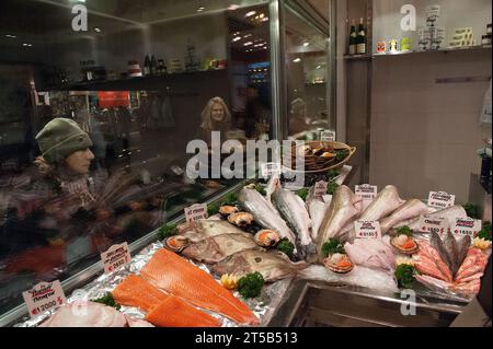 Meeresfrüchte werden an einem Novemberabend in Paris in der Poissonnerie du Dome in der Rue Delambre in Montparnasse gezeigt Stockfoto