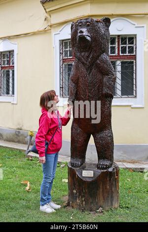 "Urs Brun (Ursus arctos L.)" (Florea Adrian Florin, 2019, Holz), Katharinentor, Braşov, Kreis Braşov, Siebenbürgen, Rumänien, Europa Stockfoto