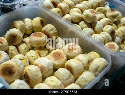 Nahaufnahme von Bakpia, traditioneller Kuchen, ein traditionelles Essen aus Yogyakarta, Indonesien. Stockfoto