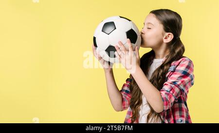 Mädchen küsst Football Studio Stockfoto