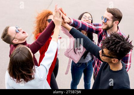 Gruppe multiethnische Freunde geben High Street Stockfoto