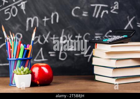 Schreibwaren gestapelte Bücher platzierte Schreibtischtafel Hintergrund Stockfoto