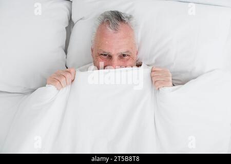 Blick von oben, älterer Mann, der schläft Stockfoto
