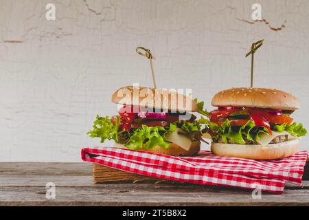 Zwei appetitliche Cheeseburger Stockfoto