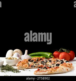 Schreibtisch mit Gemüse und Pizza Stockfoto