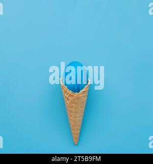 Blauer Eiwaffelkegel mit blauem Hintergrund Stockfoto