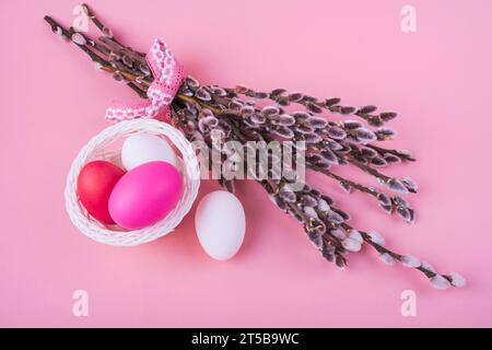 Bunte ostereier mit Weidenzweigen Stockfoto