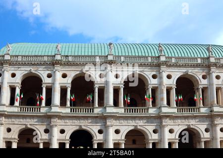 Vicenza, VI, Italien - 1. Juni 2020: Denkmal namens BASILICA PALLADIANA und das Kupferdach mit Fahnen Stockfoto