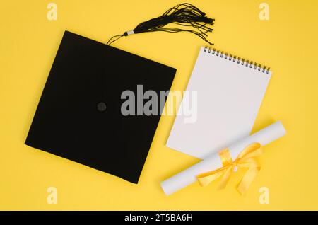 Flaches festliches Graduierungsgestell mit leerem Notizblock Stockfoto