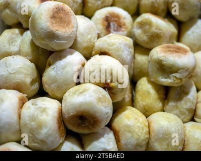 Nahaufnahme von Bakpia, traditioneller Kuchen, ein traditionelles Essen aus Yogyakarta, Indonesien. Stockfoto