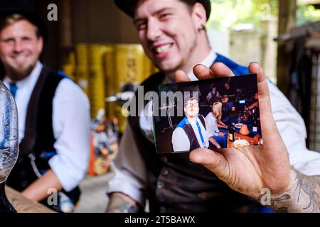 Roland Brüder auf einer Party in der Nähe von Osnabrück zeigt ein Geselle ein Foto von sich auf einer Party in Osnabrück Stockfoto