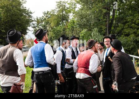 Lokalbericht über einen Rolands-Bruder nach Abschluss seiner Lehre in Großniedesheim Stockfoto