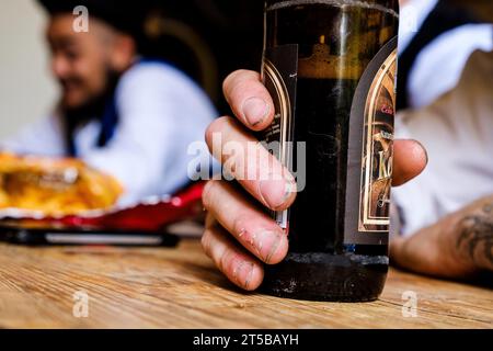 Roland Brüder auf einer Party in der Nähe von Osnabrück, eine Hand hält eine Bierflasche, Osnabrück, Deutschland Stockfoto