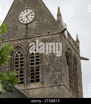 Sainte-Mere-Eglise, FRA, Frankreich - 21. August 2022: DDAY Memorial mit Fallschirmjäger auf dem Glockenturm Stockfoto