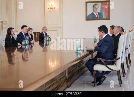 Baku, Aserbaidschan. November 2023. Annalena Baerbock (Bündnis90/die Grünen, l), Außenministerin, spricht mit Ilham Aliyev (, Präsidentin der Republik Aserbaidschan, im Präsidentenpalast. Im Mittelpunkt der Reise steht der Streit zwischen Armenien und Aserbaidschan um die Region Berg-Karabach. Quelle: Hannes P. Albert/dpa/Alamy Live News Stockfoto