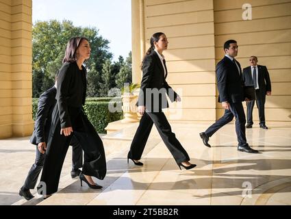 Baku, Aserbaidschan. November 2023. Annalena Baerbock (Bündnis90/die Grünen), Außenministerin, trifft im Präsidentenpalast ein. Im Mittelpunkt der Reise steht der Streit zwischen Armenien und Aserbaidschan um die Region Berg-Karabach. Quelle: Hannes P. Albert/dpa/Alamy Live News Stockfoto