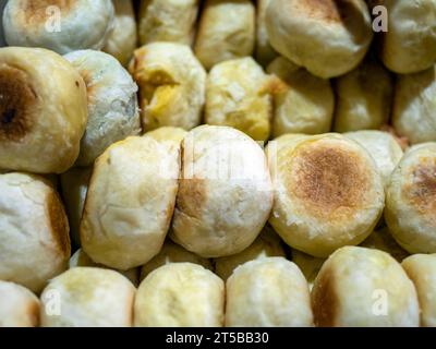 Nahaufnahme von Bakpia, traditioneller Kuchen, ein traditionelles Essen aus Yogyakarta, Indonesien. Stockfoto