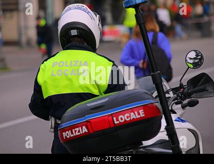 Vicenza, VI, Italien - 19. März 2023: Polizist mit Helm und dem Text POLIZIA LOCALE, was Lokalpolizei in italienischer Sprache bedeutet Stockfoto