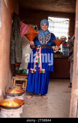 Eine Berberfrau mit marokkanischen Tagines im Atlasgebirge Marokko Stockfoto