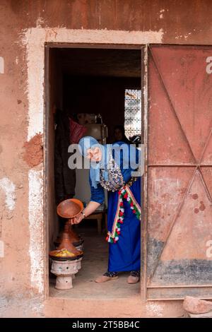 Eine Berberfrau mit marokkanischen Tagines im Atlasgebirge Marokko Stockfoto