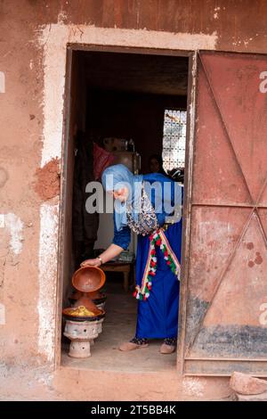 Eine Berberfrau mit marokkanischen Tagines im Atlasgebirge Marokko Stockfoto