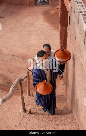 Ein berber mit marokkanischen Tagines im Atlasgebirge Marokko Stockfoto