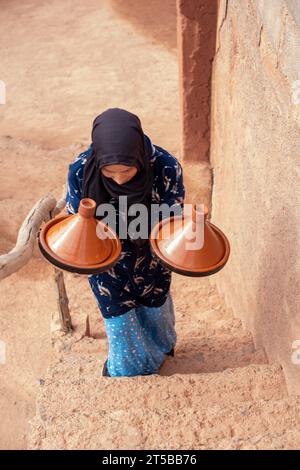 Eine Berberfrau mit marokkanischen Tagines im Atlasgebirge Marokko Stockfoto