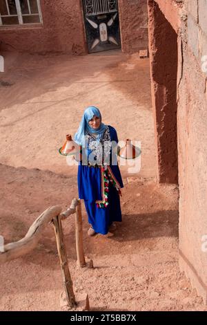 Eine Berberfrau mit marokkanischen Tagines im Atlasgebirge Marokko Stockfoto