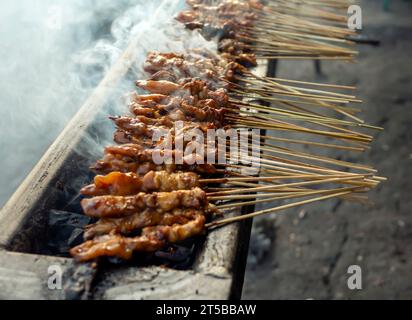 Sate Ayam oder Chicken Satay, ein köstlicher traditioneller Satay aus Indonesien. Stockfoto