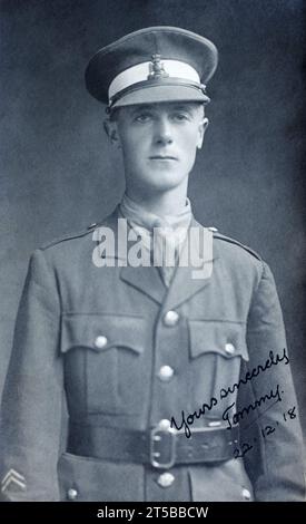 Ein Offizierskadett des Wiltshire Regiments mit zwei Überseestreifen, die seinen früheren Dienst während des Ersten Weltkriegs um 1918 anzeigen. Stockfoto