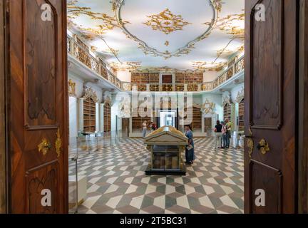 Augustiner-Abtei von Neustift (Novacella). Das Innere der berühmten Bibliothek im wunderschönen Barockstil (Rokoko-Stuckarbeiten). Brixen, Brixen, Südtyro Stockfoto