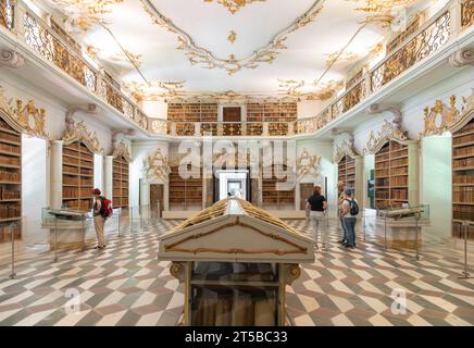 Augustiner-Abtei von Neustift (Novacella). Das Innere der berühmten Bibliothek im wunderschönen Barockstil (Rokoko-Stuckarbeiten). Brixen, Brixen, Südtyro Stockfoto