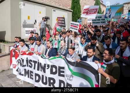 Fatih, Istanbul, Türkei. November 2023. Die Teilnehmer an dem unterstützungsmarsch für Palästina, der von der Jugendabteilung der Partei für Gerechtigkeit und Entwicklung (AKP) organisiert wird, tragen palästinensische und türkische Fahnen und rufen Slogans in der Fatih-Moschee in Istanbul am 4. November Â 2023. (Kreditbild: © Tolga Uluturk/ZUMA Press Wire) NUR REDAKTIONELLE VERWENDUNG! Nicht für kommerzielle ZWECKE! Quelle: ZUMA Press, Inc./Alamy Live News Stockfoto