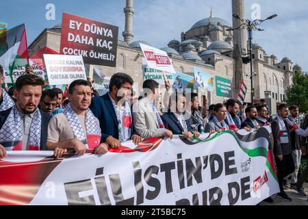 Fatih, Istanbul, Türkei. November 2023. Die Teilnehmer an dem unterstützungsmarsch für Palästina, der von der Jugendabteilung der Partei für Gerechtigkeit und Entwicklung (AKP) organisiert wird, tragen palästinensische und türkische Fahnen und rufen Slogans in der Fatih-Moschee in Istanbul am 4. November Â 2023. (Kreditbild: © Tolga Uluturk/ZUMA Press Wire) NUR REDAKTIONELLE VERWENDUNG! Nicht für kommerzielle ZWECKE! Quelle: ZUMA Press, Inc./Alamy Live News Stockfoto