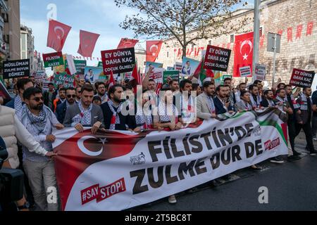 Fatih, Istanbul, Türkei. November 2023. Die Teilnehmer des unterstützungsmarsches für Palästina, der von der Jugendarbeit der Partei für Gerechtigkeit und Entwicklung (AKP) organisiert wird, werden in der Fatih-Moschee in Istanbul mit Losungen belohnt. (Kreditbild: © Tolga Uluturk/ZUMA Press Wire) NUR REDAKTIONELLE VERWENDUNG! Nicht für kommerzielle ZWECKE! Quelle: ZUMA Press, Inc./Alamy Live News Stockfoto