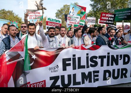 Fatih, Istanbul, Türkei. November 2023. Die Teilnehmer an dem unterstützungsmarsch für Palästina, der von der Jugendabteilung der Partei für Gerechtigkeit und Entwicklung (AKP) organisiert wird, tragen palästinensische und türkische Fahnen und rufen Slogans in der Fatih-Moschee in Istanbul am 4. November Â 2023. (Kreditbild: © Tolga Uluturk/ZUMA Press Wire) NUR REDAKTIONELLE VERWENDUNG! Nicht für kommerzielle ZWECKE! Quelle: ZUMA Press, Inc./Alamy Live News Stockfoto