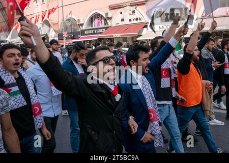 Fatih, Istanbul, Türkei. November 2023. Die Teilnehmer des unterstützungsmarsches für Palästina, der von der Jugendarbeit der Partei für Gerechtigkeit und Entwicklung (AKP) organisiert wird, werden in der Fatih-Moschee in Istanbul mit Losungen belohnt. (Kreditbild: © Tolga Uluturk/ZUMA Press Wire) NUR REDAKTIONELLE VERWENDUNG! Nicht für kommerzielle ZWECKE! Quelle: ZUMA Press, Inc./Alamy Live News Stockfoto