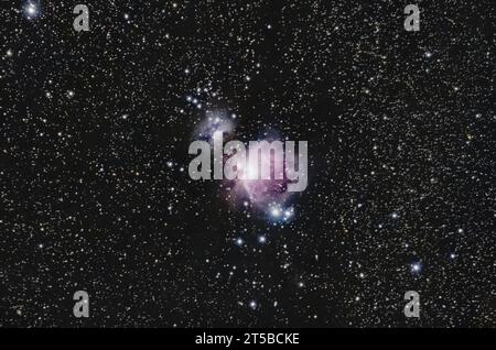 Der Orionnebel (Messier 42) (M42) - ein erstaunlicher Nebel im Sternbild Orion mit echtem Sternhintergrund. Deep-Sky-Fotografie Stockfoto