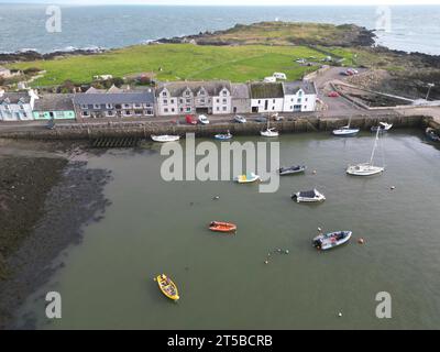 Luftaufnahme des Küstendorfes und des Hafens der Isle of Whithorn in Wigtownshire Schottland, aufgenommen im Oktober 2023 Stockfoto