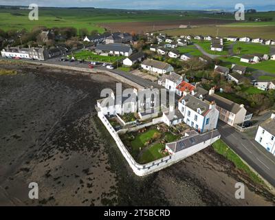 Isle of Whithorn Wigtownshire Schottland aus der Vogelperspektive des Captain's Garden ein ummauerter Garten neben dem Hafen, aufgenommen im Oktober 2023 Stockfoto